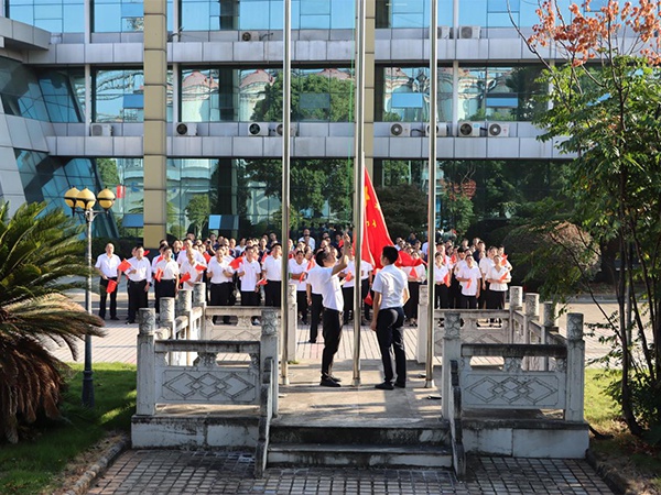 我跟國旗合張照  江糧集團(tuán)新干公司慶祝祖國華誕